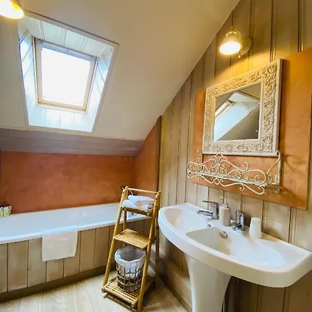 Le D'etienne מלון