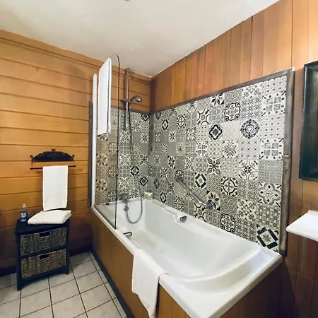 Le D'etienne Hotel *